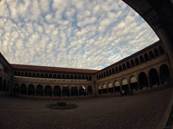Pátio interno do Templo Mayor Inca, o Qorikancha, em Cusco, no Peru